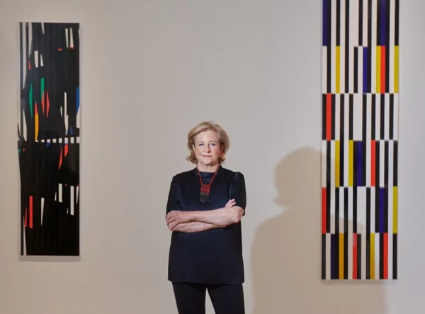 Patricia Phelps de Cisneros fotografiada con obras de Alejandro Otero