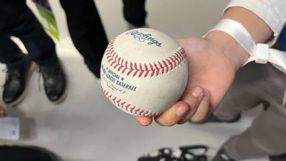 Joven fanático afirma pelota de HR de Ohtani es 'tesoro familiar'