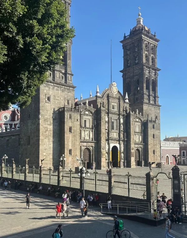 Vista frontal de la catedral basílica de Puebla, conocida como  Catedral de Nuestra Señora de la Inmaculada Concepción.