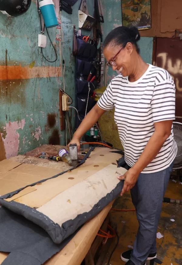 Lucelenia Ramos en el proceso de tapizar una parte de un silla de comedor.  Duanny Núñez.