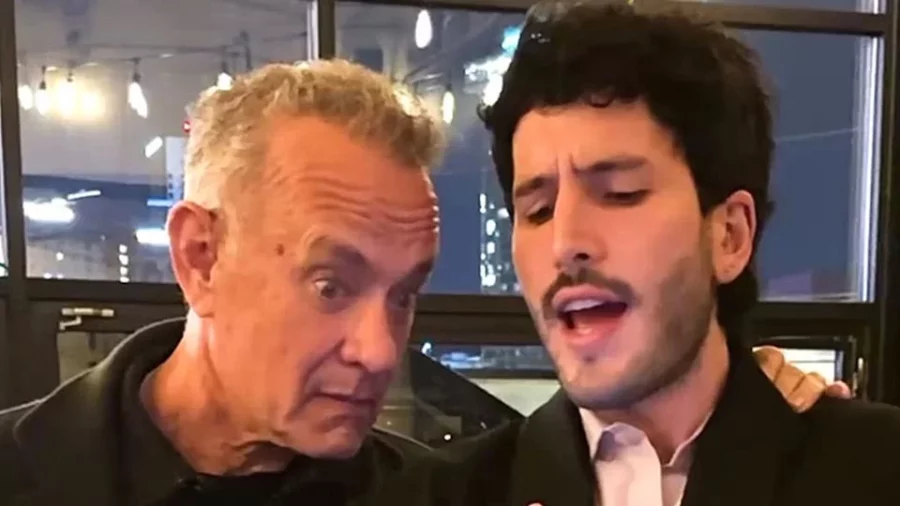 Tom Hanks y Sebastián Yatra Tom Hanks y Sebastián Yatra