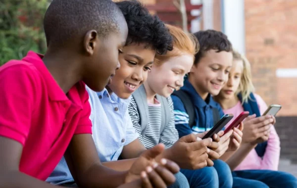 Uso-correcto-del-telefono-celular-para-ninos-