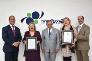 Vice ministro de calidad de Salud Pública preside la entrega de los certificados acreditación laboratorios Profamilia de manos de AENOR