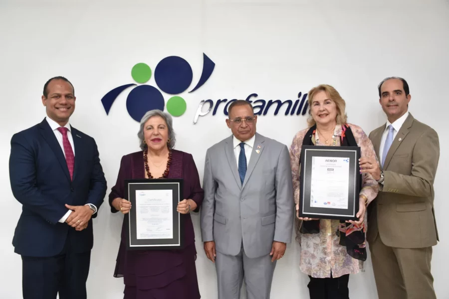 Vice ministro de calidad de Salud Pública preside la entrega de los certificados acreditación laboratorios Profamilia de manos de AENOR Vice ministro de calidad de Salud Pública preside la entrega de los certificados acreditación laboratorios Profamilia de manos de AENOR