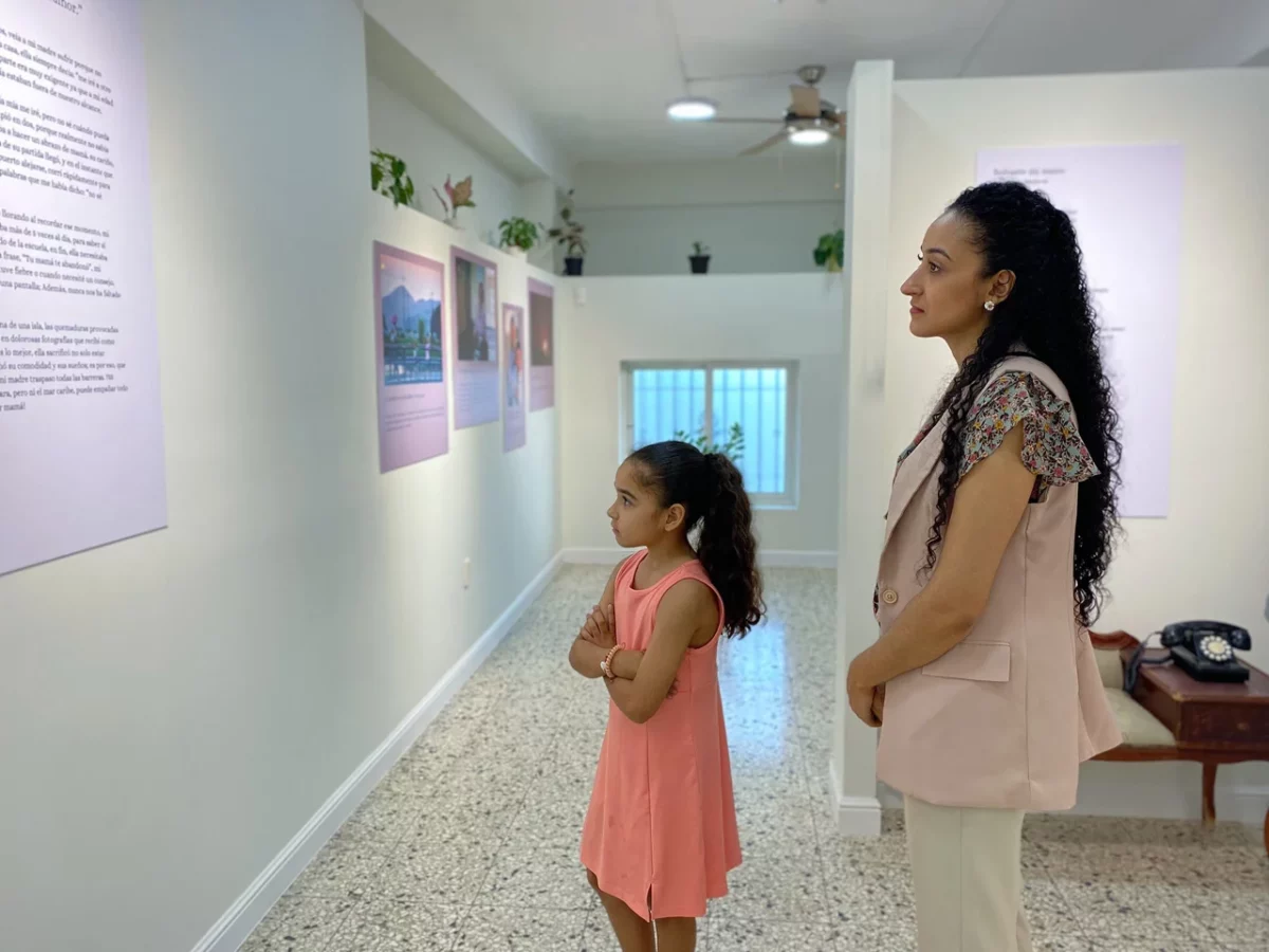 Visitantes contemplando la exhibición ‘Nuestra Madre’
