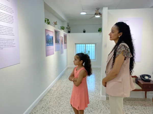 Visitantes contemplando la exhibición 'Nuestra Madre'