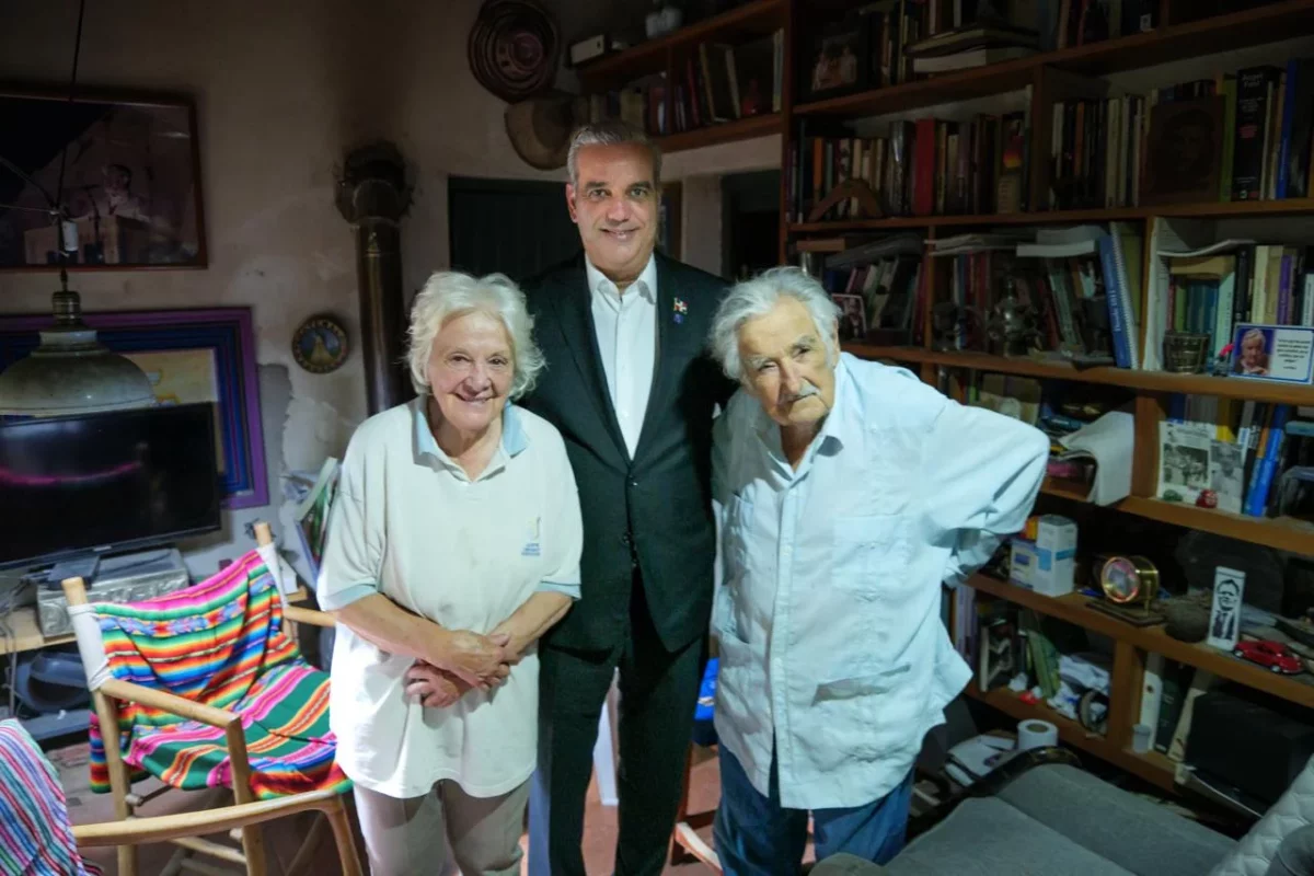 El presidente Luis Abinader, junto al exmandatario de Uruguay, Pepe Mujica, y su esposa Lucia Topolansky. Fuente externa