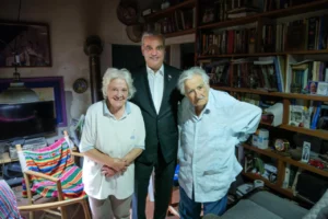 El presidente Luis Abinader, junto al exmandatario de Uruguay, Pepe Mujica, y su esposa Lucia Topolansky. Fuente externa