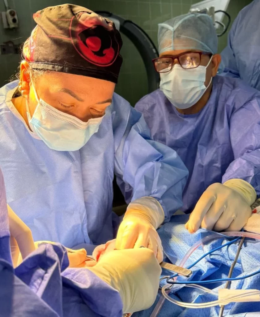 Un niño de 7 años recibe el primer implante coclear para poder escuchar en el Hospital Gautier