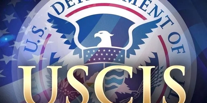 USCIS advierte: portar la green card es obligatorio