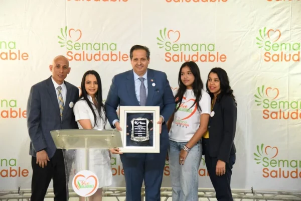 La Fundación Vive Saludable entregó este lunes un reconocimiento a Víctor Atallah, ministro de Salud