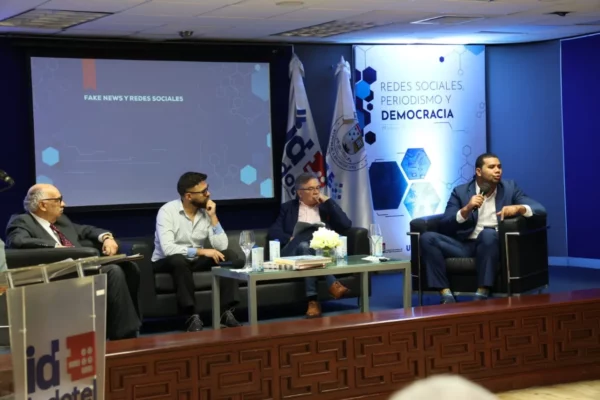 Las informaciones fueron reveladas en el Panel sobre Redes sociales, Periodismo y Democracia, que se celebra en Unibe. José de León