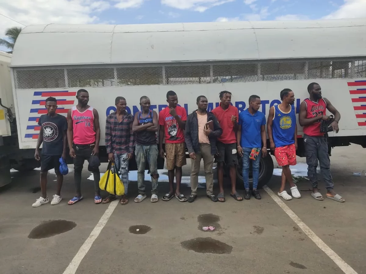 Parte de los haitianos indocumentados apresados por la Dirección General de Migración. Fuente externa