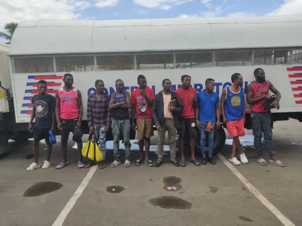 Parte de los haitianos indocumentados apresados por la Dirección General de Migración. Fuente externa