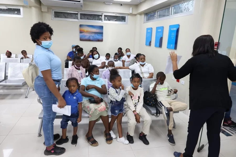 Los niños llegan al Hospital Robert Reid Cabral con síntomas gripales. Duany Núñez Los niños llegan al Hospital Robert Reid Cabral con síntomas gripales. Duany Núñez