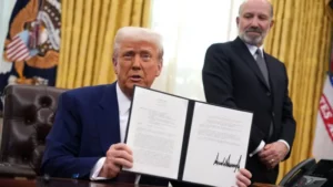 Para Donald Trump, (en la imagen con el secretario de Comercio, Howard Lutnick), la palabra tariff (arancel) es la más hermosa de la lengua inglesa.
