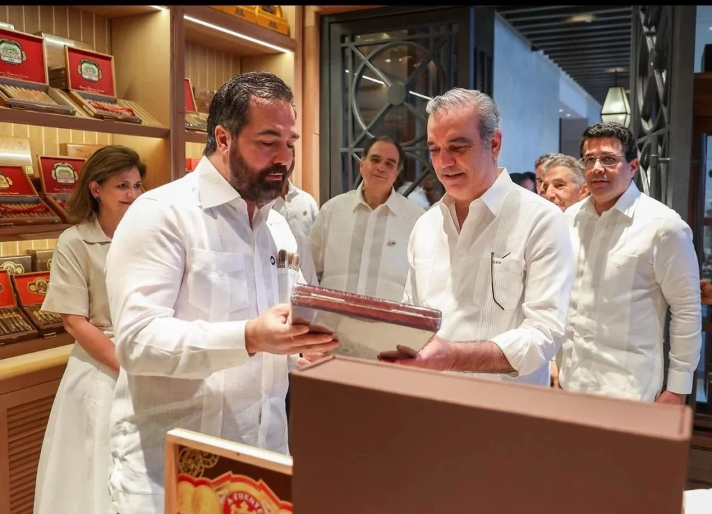 ¿Fuma Luis Abinader? No, pero República Dominicana exporta cigarros por US$1,000 millones