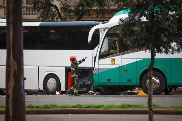 Accidente en España: más de 30 heridos, dos en condición crítica tras chocar autobuses