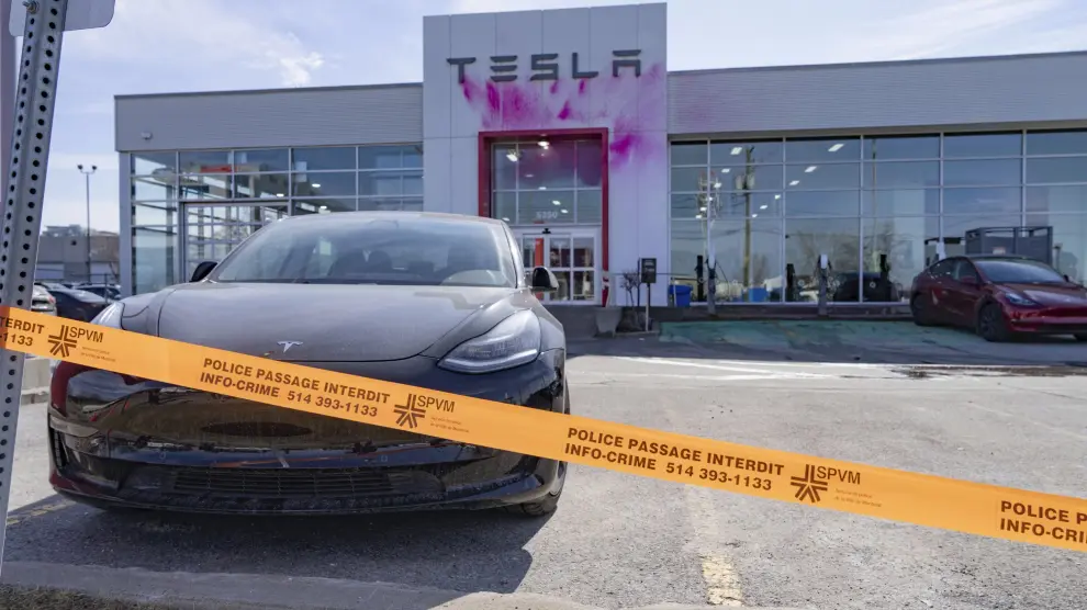 Vandalizan al menos 80 vehículos de Tesla en un concesionario de la marca en Canadá