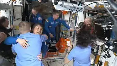 La alegría de los astronautas que llevan 9 meses varados en el espacio al recibir a la tripulación que les permitirá regresar a casa