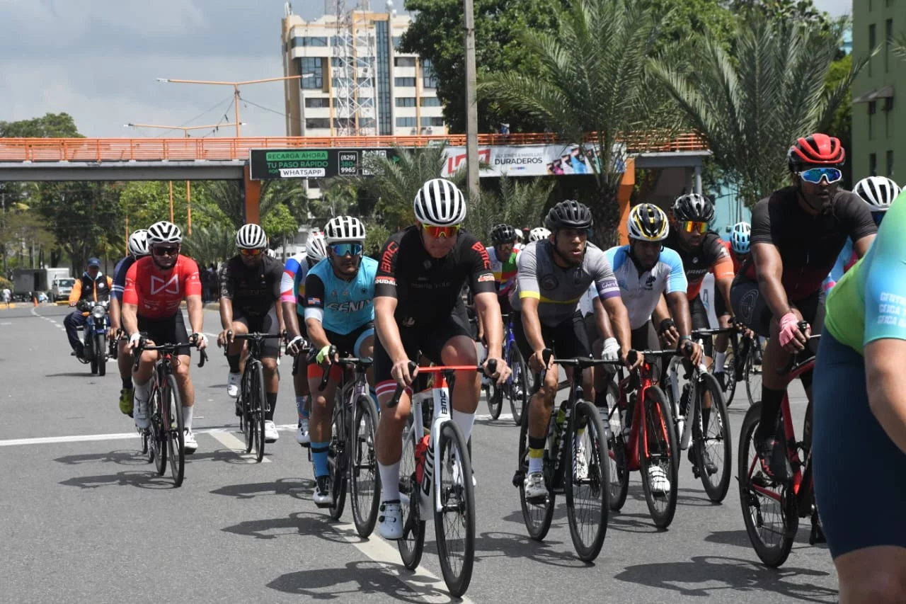 Grand Prix de Ciclismo El Caballito inicia con homenaje a Héctor J. Cruz