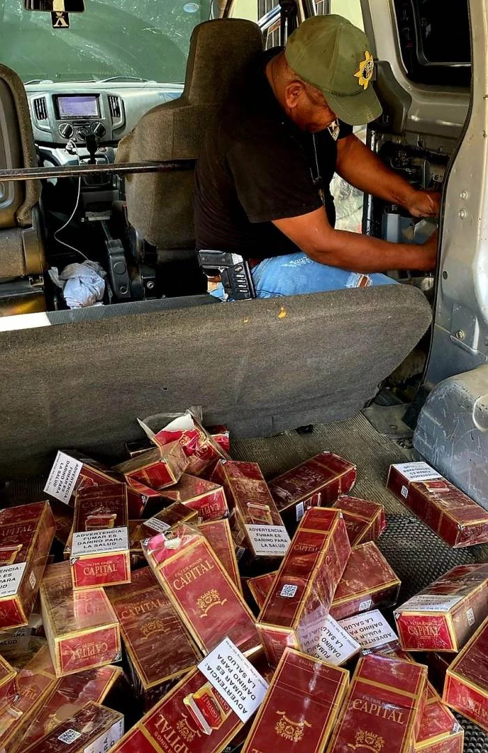 Ejército confisca contrabando de 1,130 cajetillas de cigarrillos en furgoneta