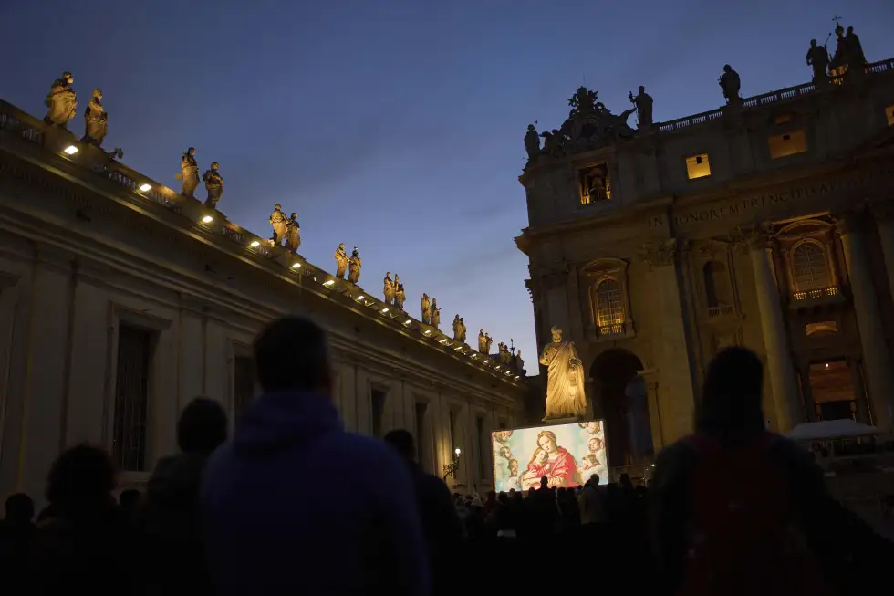 El Vaticano afirma que una radiografía de tórax confirma mejoras en la salud del papa