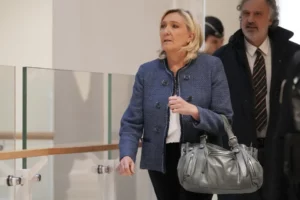 La sentencia del tribunal pone en jaque el futuro político de Marine Le Pen. AP