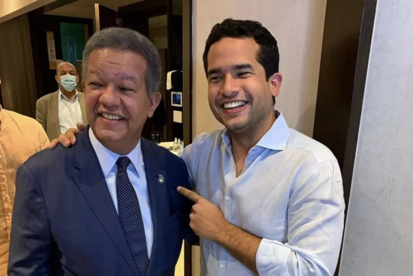 El presidente del Partido Fuerza del Pueblo, Leonel Fernández y el senador del Distrito Nacional, Omar Fernández.