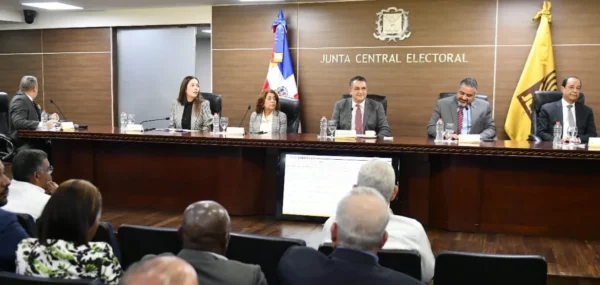 JCE continúa presentación del proyecto de la nueva Cédula de Identidad y Electoral a organizaciones políticas
