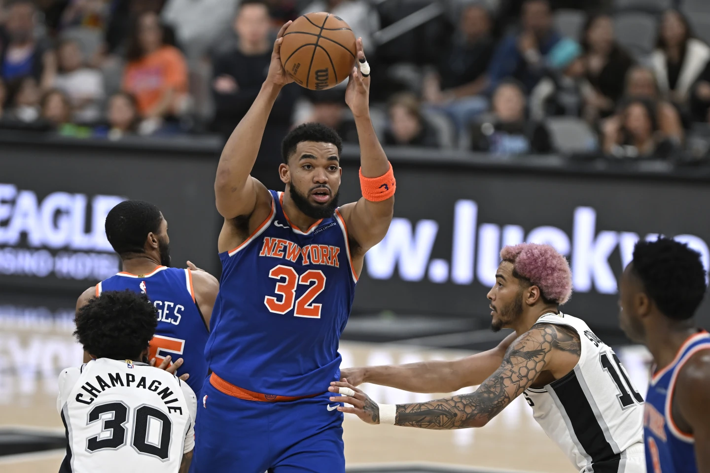 Karl Towns encesta 32 puntos en revés de los Knicks