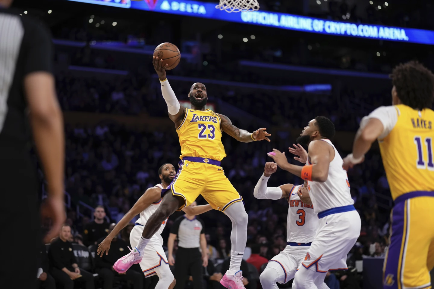 Doncic y James impulsan a los Lakers a una victoria en tiempo extra sobre los Knicks 