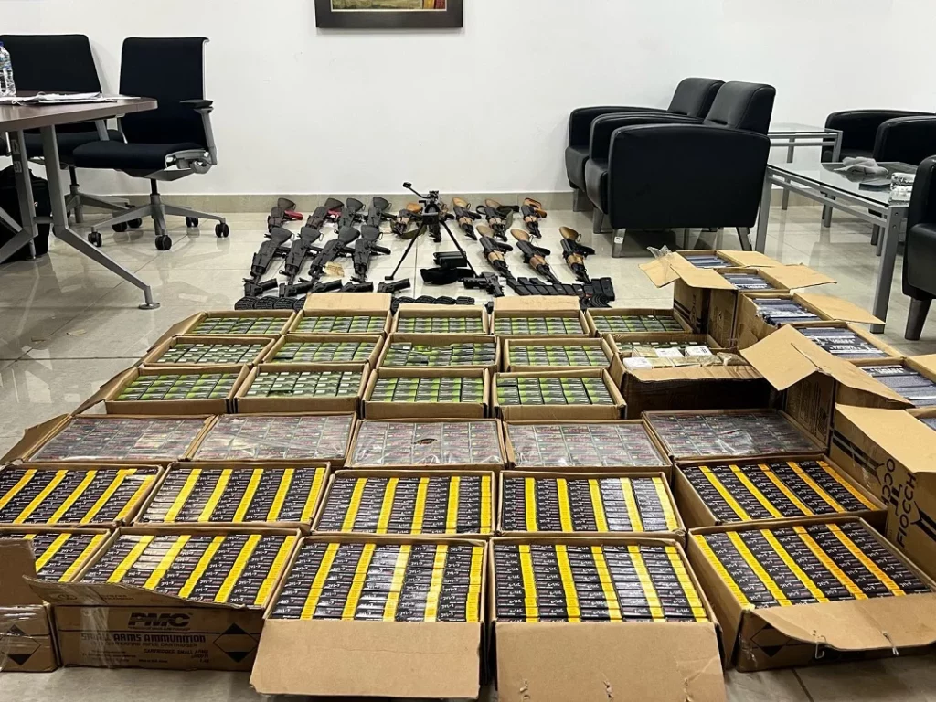 Arsenal de armas decomisado por Aduanas fue enviado desde Miami con destino a Haití