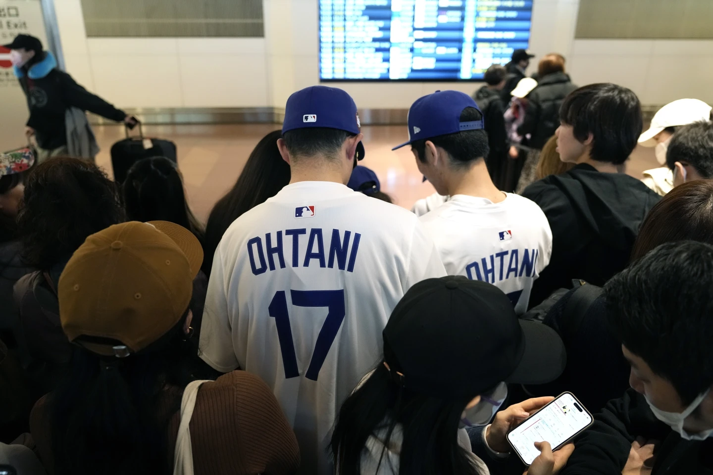 La llegada de Ohtani al aeropuerto de Tokio estuvo oculta para los fanáticos