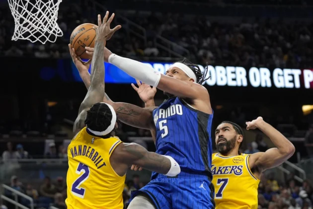 Los Lakers tienen su plantel completo de regreso en la cancha, pero su defensa está fallando