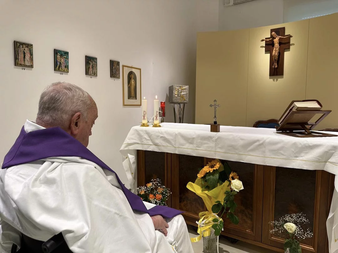 El Vaticano difunde foto del papa Francisco en el hospital