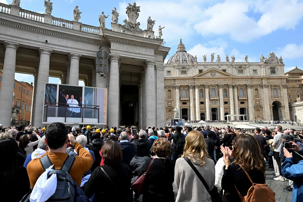 El regreso del papa al Vaticano tras su larga hospitalización marca una nueva etapa