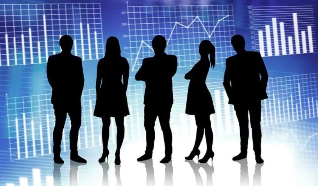 Mujeres tienen mayor formación, pero los hombres ganan más en las empresas