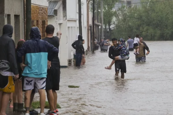 Las fuertes lluvias se registraron el viernes en la ciudad de Bahía Blanca. EFE