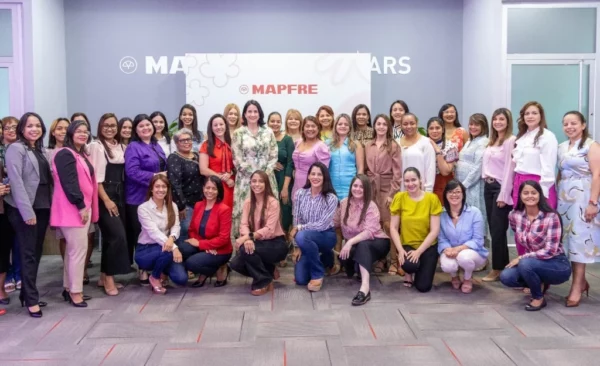 Ejecutivas de la empresa durante el encuentro de liderazgo.