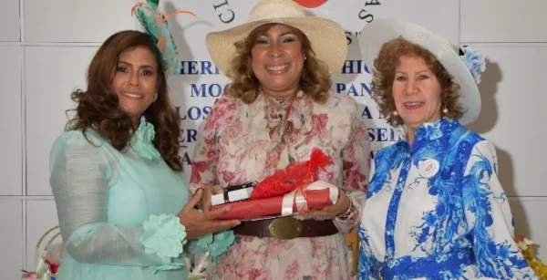 Nurys González e Iris Rijo de Vásquez entregan el premio a la ganadora.