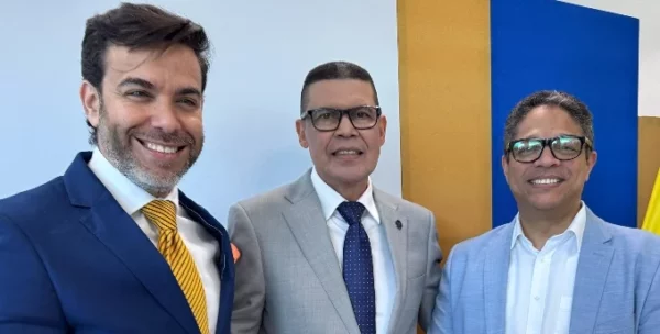 El doctor Ricardo Nieves junto a directivos del centro.