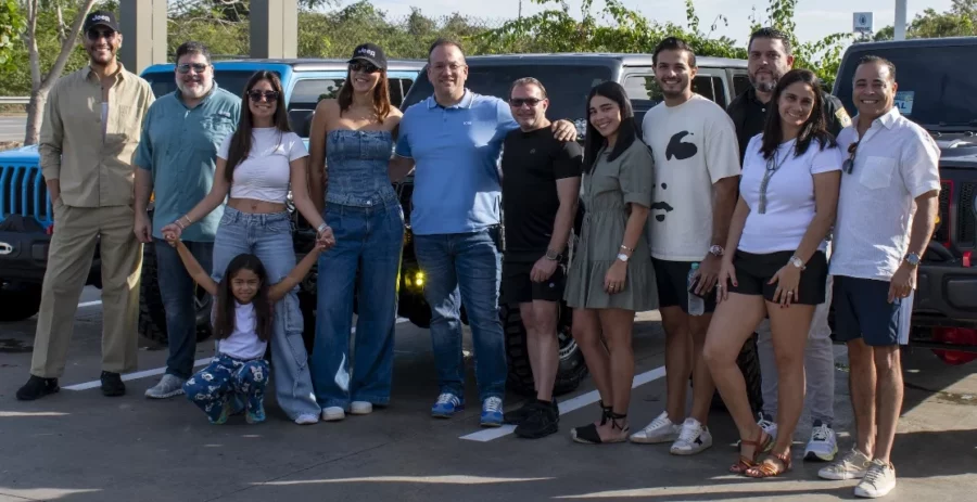 Ramón González, Mariel Castillo, Reading Pantaleón, Elizabeth Turra y Harold Abbott junto a miembros del Jeep Club Dominicana. Ramón González, Mariel Castillo, Reading Pantaleón, Elizabeth Turra y Harold Abbott junto a miembros del Jeep Club Dominicana.