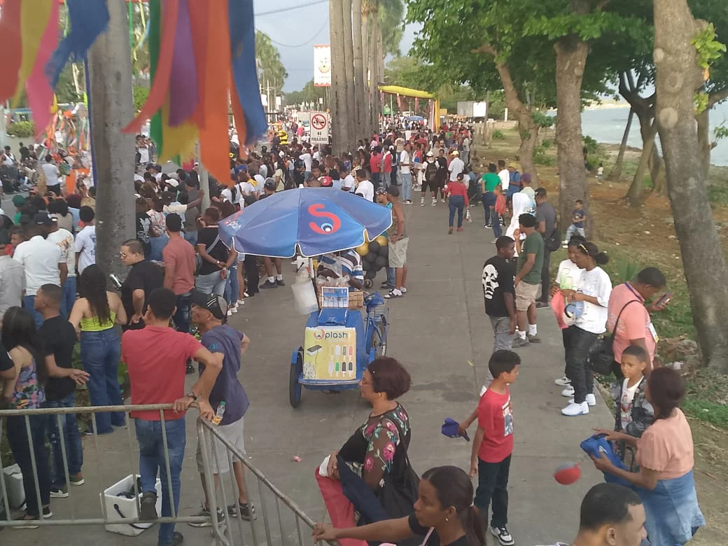 Carnaval: alegría, color y buena venta para los vendedores ambulantes