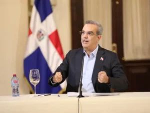 "Amnistía es lo que tiene hacer es trabajar", la contundente respuesta de Abinader a acusaciones de racismo