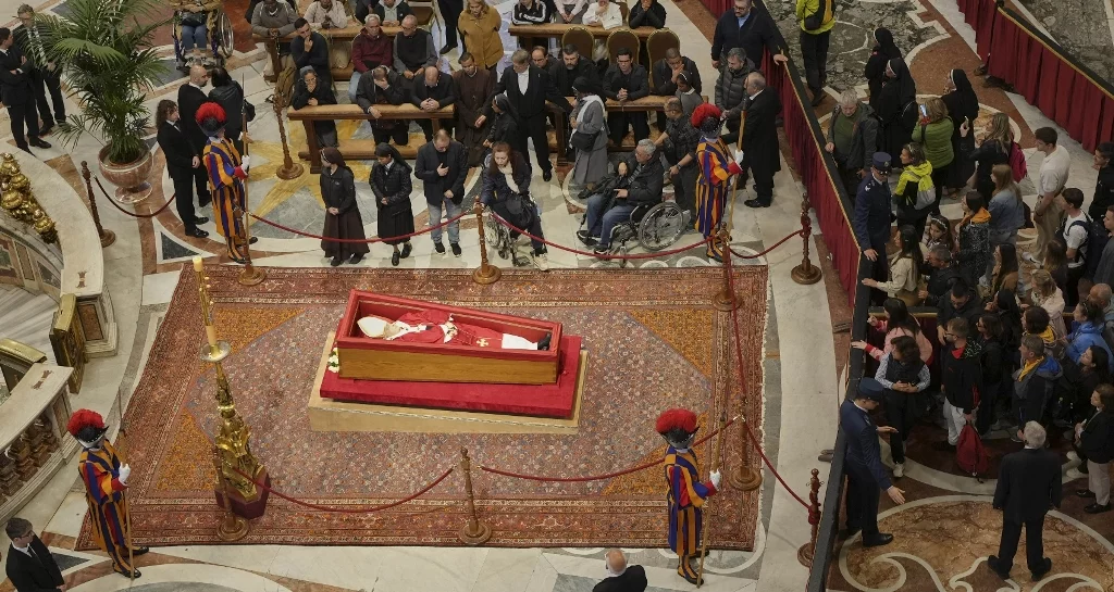 Unas 30 mil personas han pasado por Santa María la Mayor para ver y orar en la tumba del papa Francisco en el Vaticano.