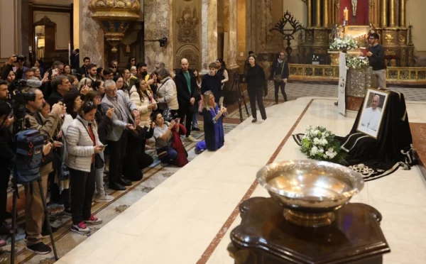 Entre peregrinos tristes y turistas, Santa María la Mayor espera el entierro del papa Francisco. EFE