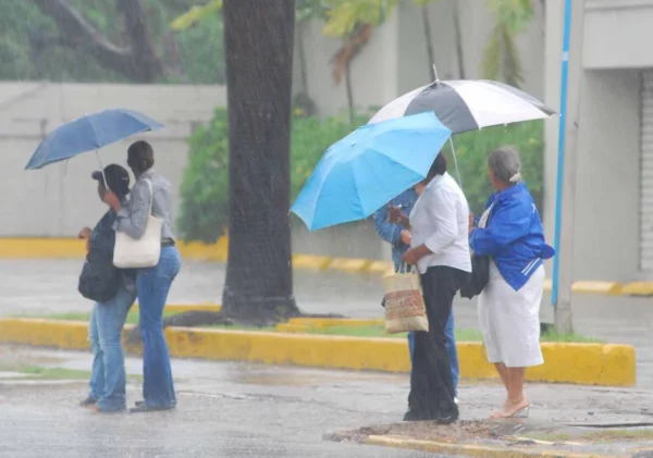 Los residentes en zonas de riesgo deben estar atentos a los informes del clima.
