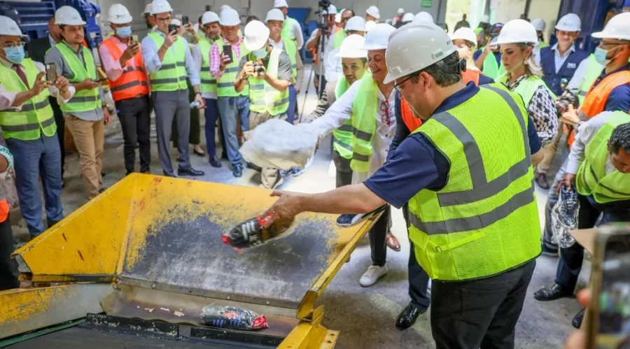Yayo Sanz Lovatón durante el acto de destrucción de mercancías falsificadas. Yayo Sanz Lovatón durante el acto de destrucción de mercancías falsificadas.