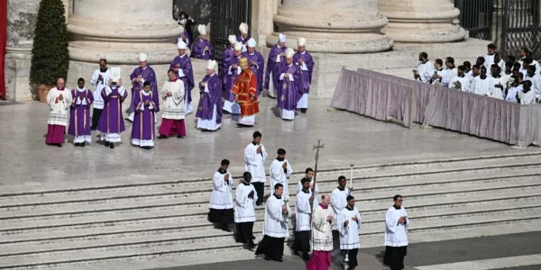 El Vaticano mantiene en suspenso actividades del papa.